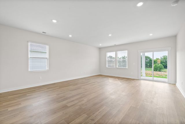 319 Lacewing Ln, Clarksville, TN 37043