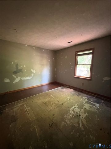 1291 Grapevine Rd, Sandston, VA 23150
