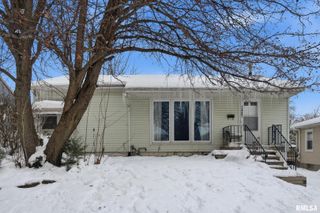 2427 29 1/2 Street, Rock Island, IL 61201