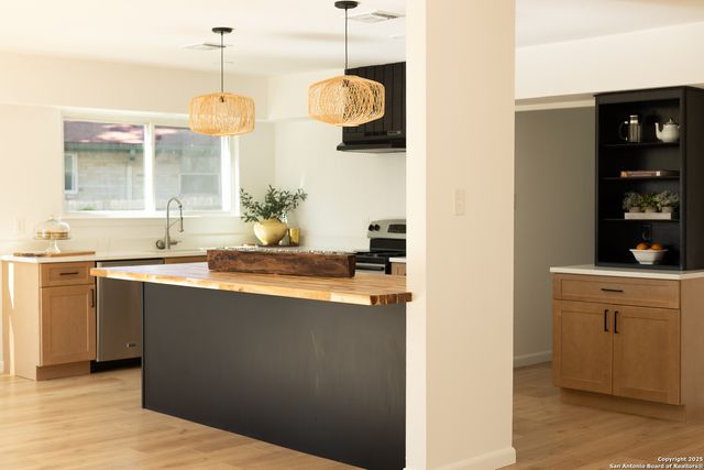 6230 Hickory Hollow, Windcrest, TX 78239