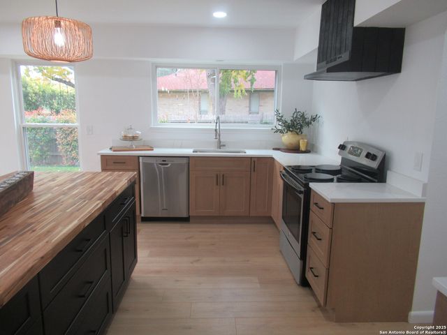 6230 Hickory Hollow, Windcrest, TX 78239