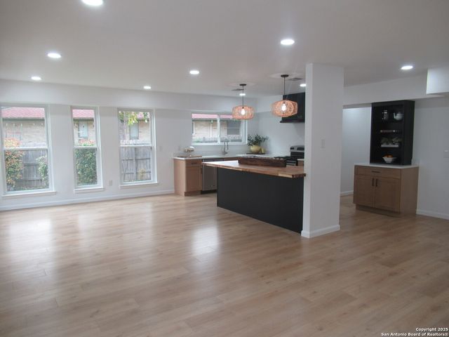 6230 Hickory Hollow, Windcrest, TX 78239