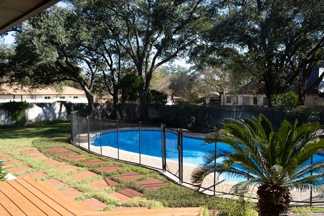 6230 Hickory Hollow, Windcrest, TX 78239