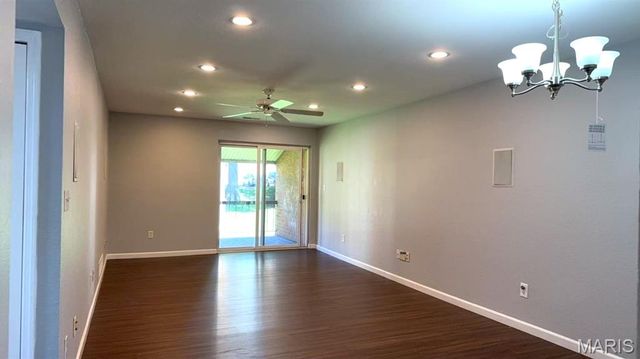 1989 Hunting Lake Court 303, St Louis, MO 63122