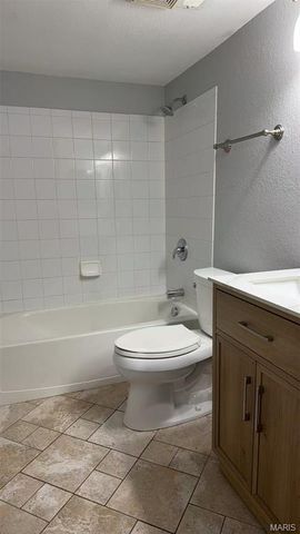 1989 Hunting Lake Court 303, St Louis, MO 63122