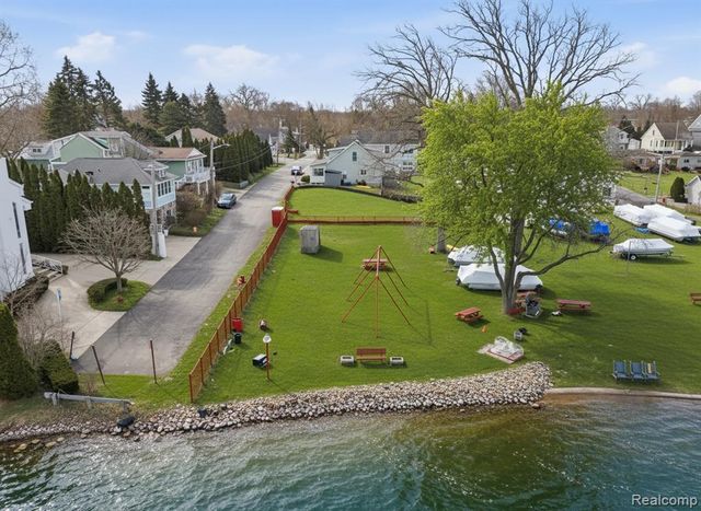 1628 Beechmont Street, Keego Harbor, MI 48320