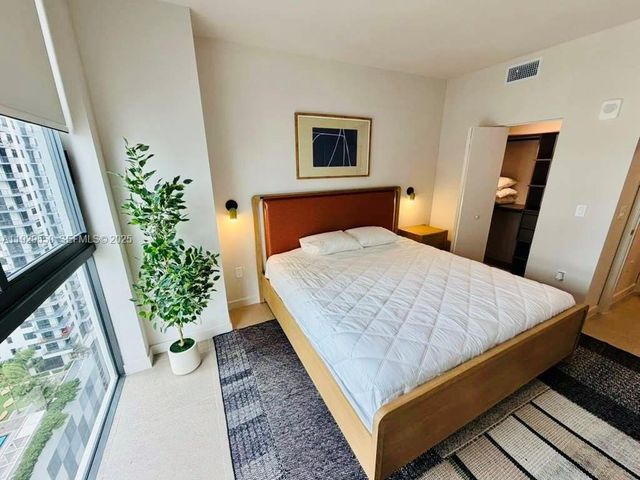 11 NE 6TH 2610, Miami, FL 33132