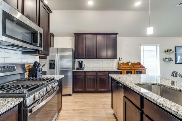 949 Gentle Moss Drive, Magnolia, TX 77354