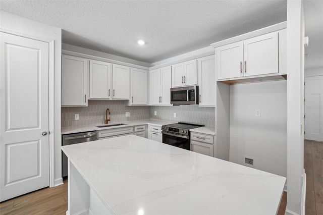 7556 DEER VALLEY CIRCLE, Tampa, FL 33635