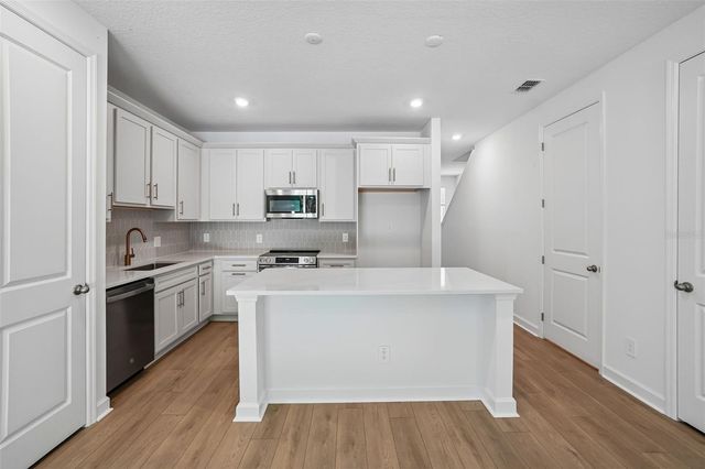 7556 DEER VALLEY CIRCLE, Tampa, FL 33635