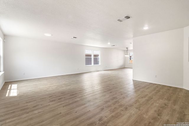 5015 Badland Beacon, Converse, TX 78109