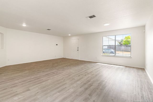 5015 Badland Beacon, Converse, TX 78109