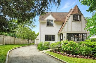 22 Cambridge Court, Larchmont, NY 10538