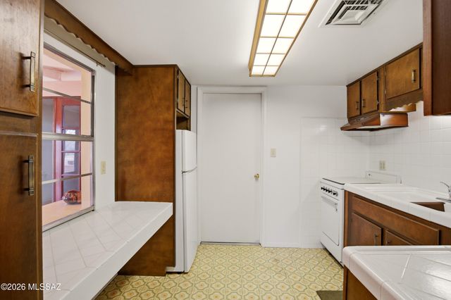 11155 E Saint James Road, Tucson, AZ 85748