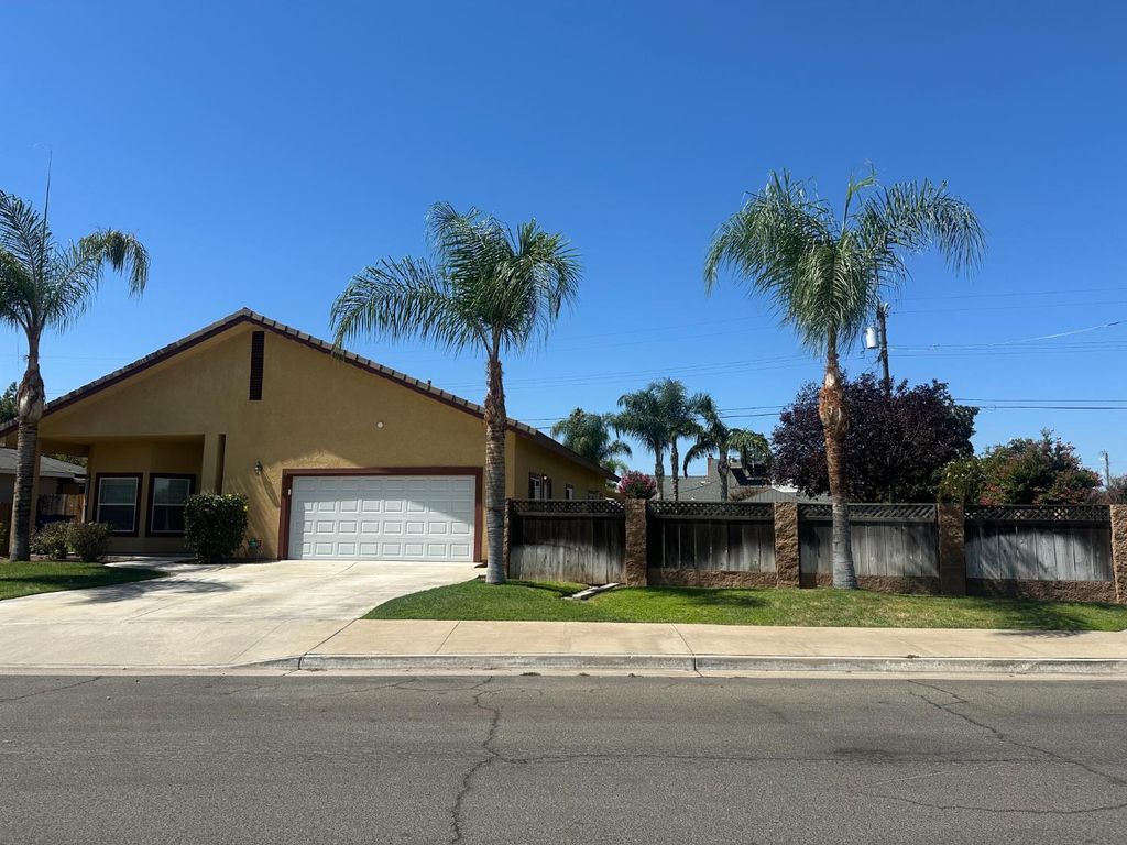 Image 3 of property listing at 4863 N Doon Way, Fresno, CA 93726