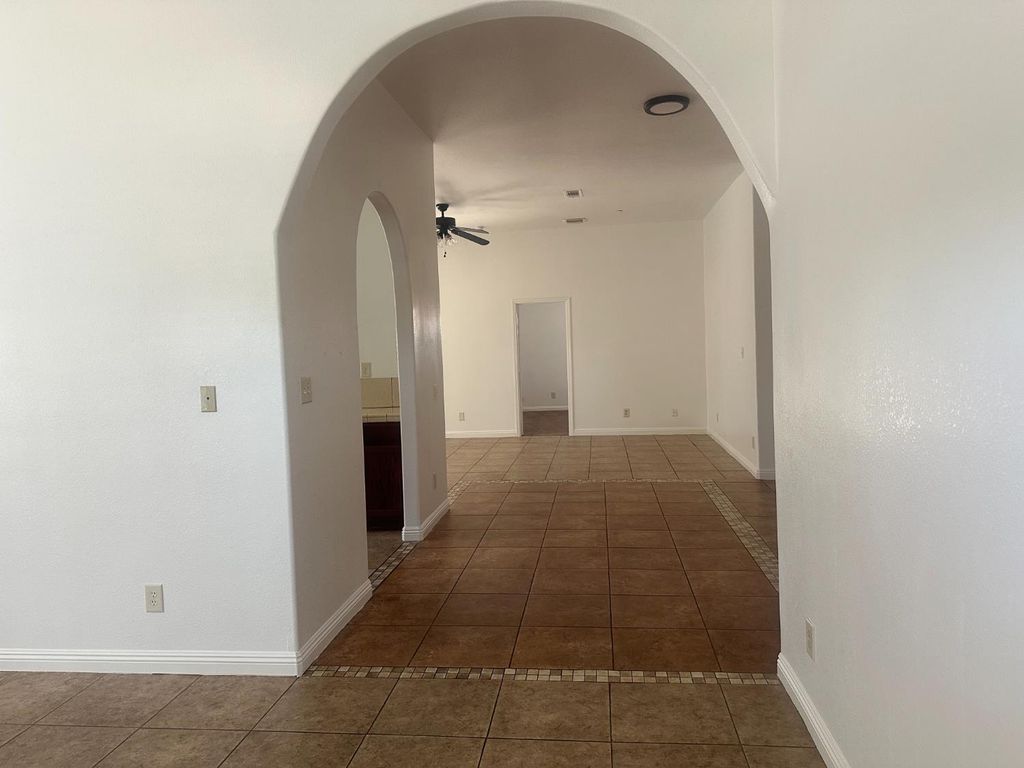 Image 7 of property listing at 4863 N Doon Way, Fresno, CA 93726