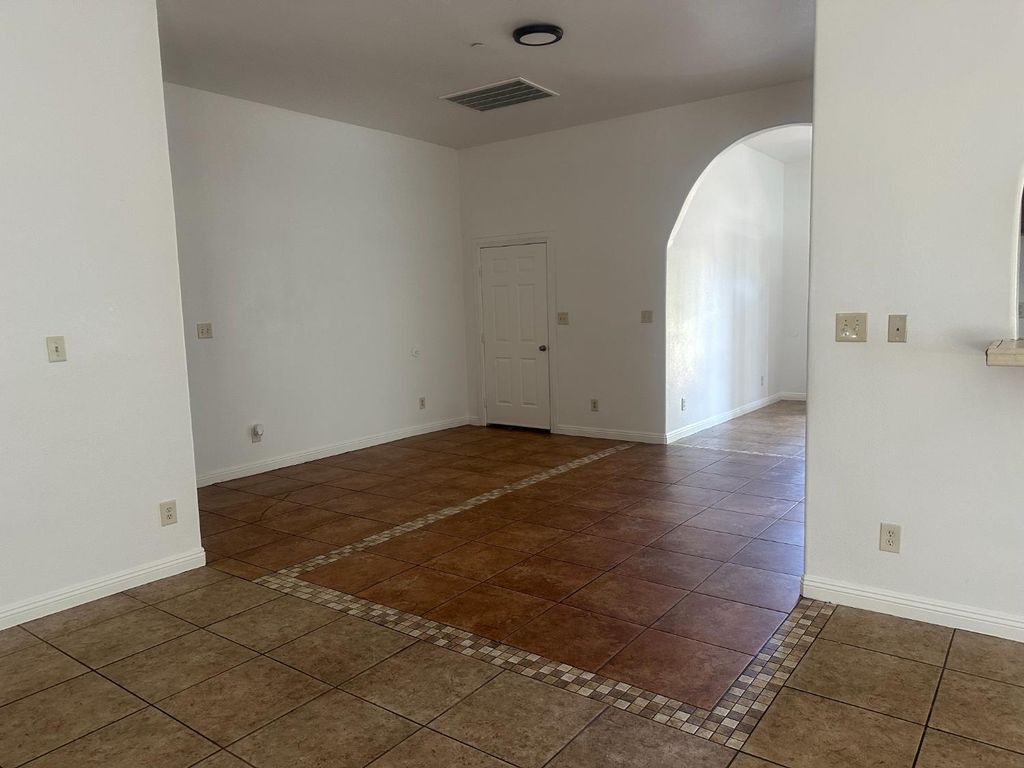 Image 8 of property listing at 4863 N Doon Way, Fresno, CA 93726