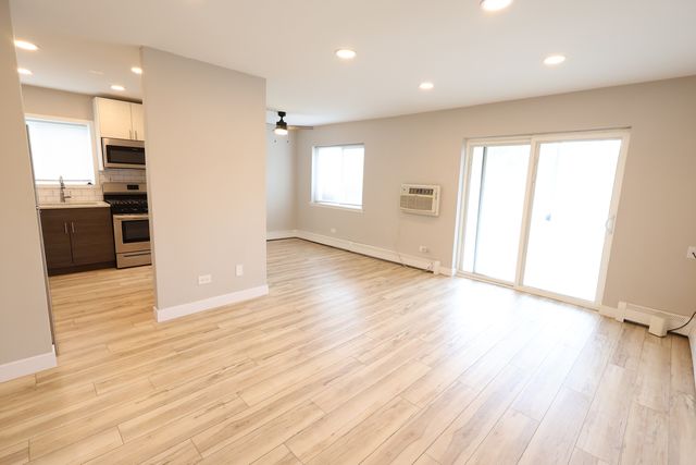 840 W College Boulevard 102, Addison, IL 60101