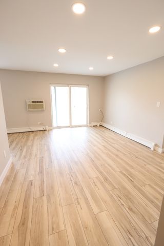 840 W College Boulevard 102, Addison, IL 60101