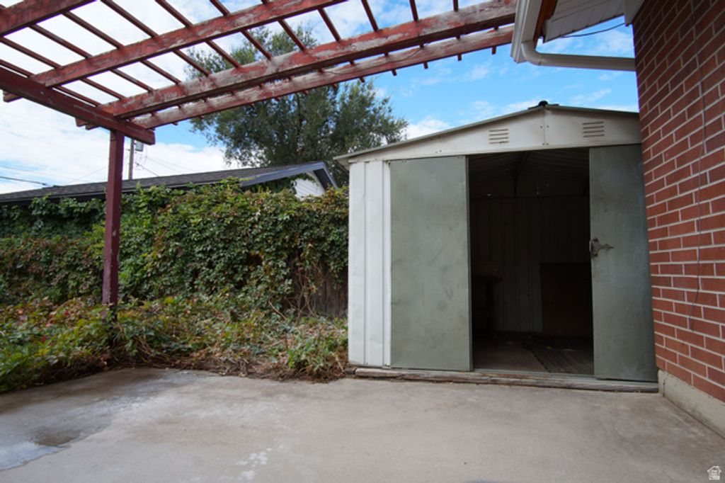 Image 30 of property listing at 416 E 8260 S, Sandy, UT 84070