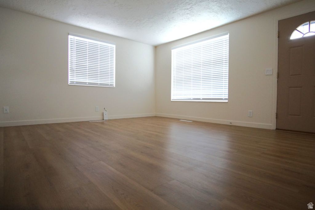 Image 4 of property listing at 416 E 8260 S, Sandy, UT 84070