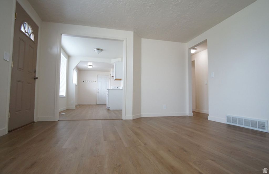 Image 5 of property listing at 416 E 8260 S, Sandy, UT 84070