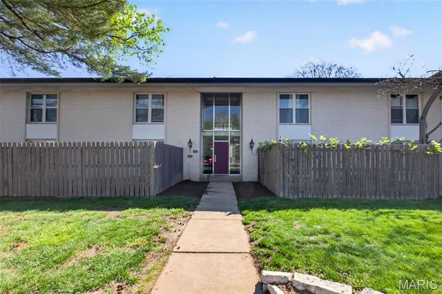 10469 Briarbend Drive 7, Creve Coeur, MO 63146