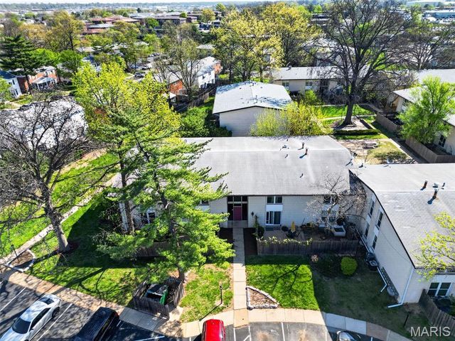 10469 Briarbend Drive 7, Creve Coeur, MO 63146