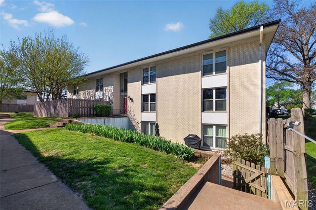 10469 Briarbend Drive 7, Creve Coeur, MO 63146