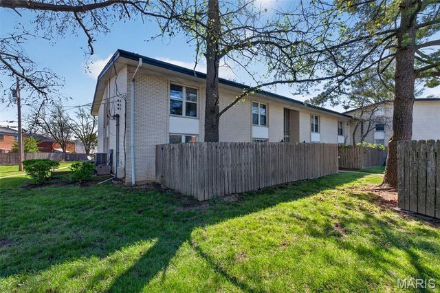 10469 Briarbend Drive 7, Creve Coeur, MO 63146
