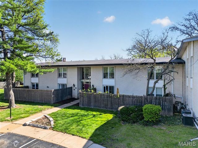 10469 Briarbend Drive 7, Creve Coeur, MO 63146