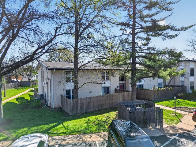 10469 Briarbend Drive 7, Creve Coeur, MO 63146