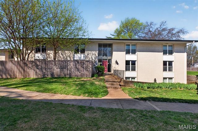10469 Briarbend Drive 7, Creve Coeur, MO 63146