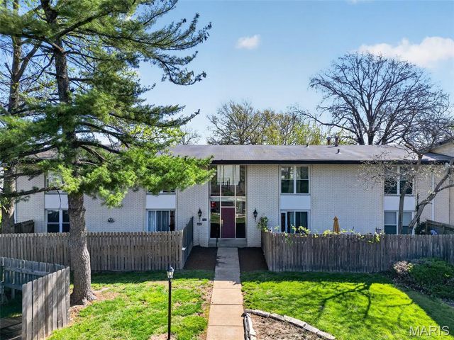 10469 Briarbend Drive 7, Creve Coeur, MO 63146