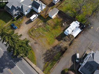 1827 E MAIN St, Cottage Grove, OR 97424