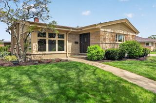 10681 Newbury Street, Westchester, IL 60154