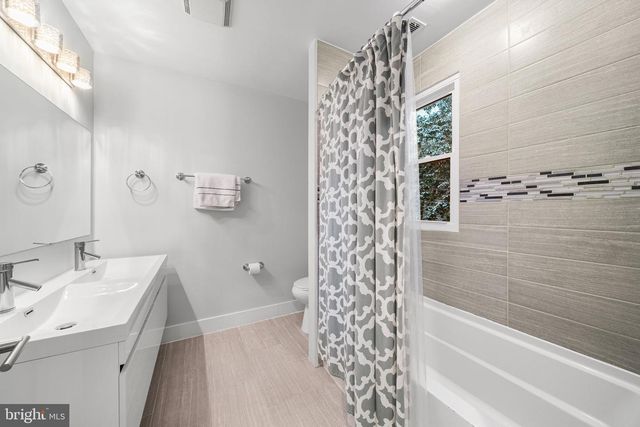 1433 FORT STEVENS DR NW, Washington, DC 20011