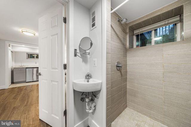 1433 FORT STEVENS DR NW, Washington, DC 20011