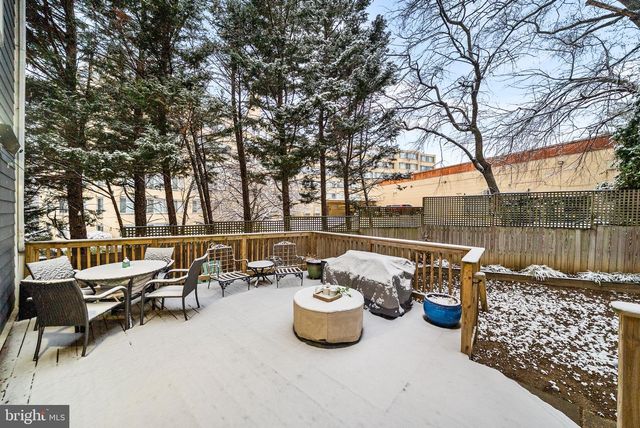 1433 FORT STEVENS DR NW, Washington, DC 20011