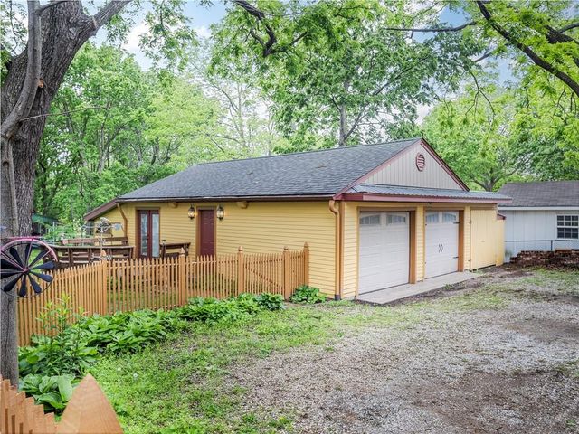 1704 SW Walnut Street, Blue Springs, MO 64015