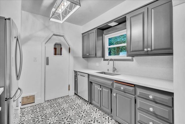 2805 E St, Sacramento, CA 95816