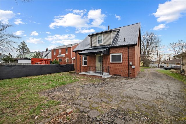 1908 Haywood St, Farrell, PA 16121