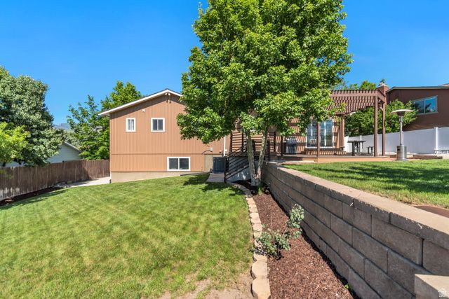 9832 S FALCONHURST DR, Sandy, UT 84092