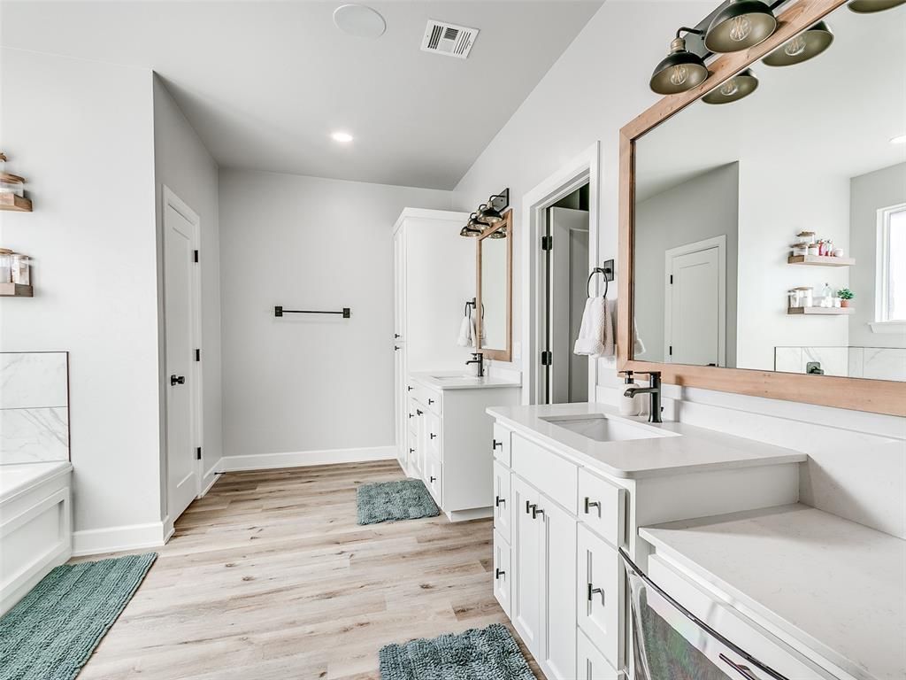 Image 15 of property listing at 2208 W Earl Drive, Mustang, OK 73064