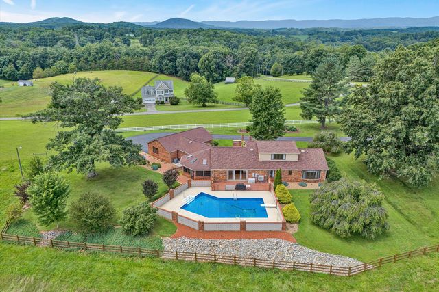 270 Parkside LN, Rocky Mount, VA 24151