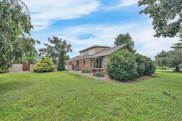 270 Parkside LN, Rocky Mount, VA 24151