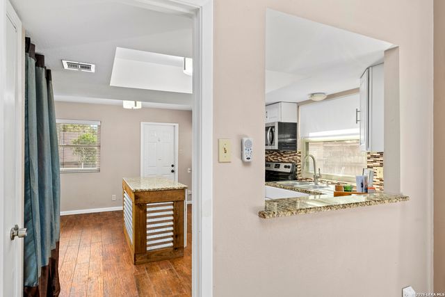 8507 TIMBER CREST ST, San Antonio, TX 78250