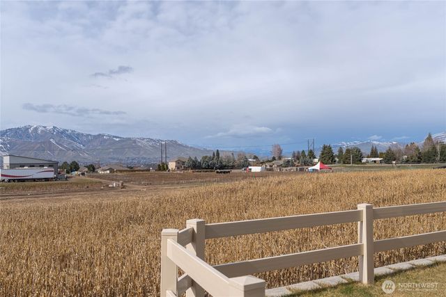 2247 S Mystical Loop, East Wenatchee, WA 98802