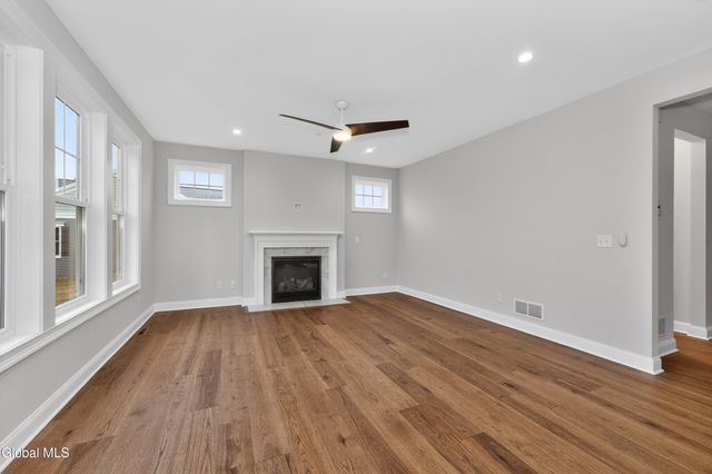 10 Scarlet Street, Clifton Park, NY 12065