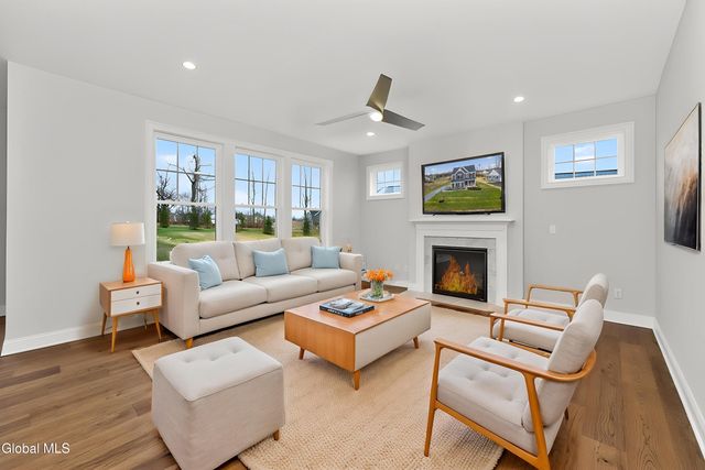 10 Scarlet Street, Clifton Park, NY 12065